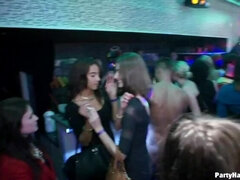 Brunetka, Nazí chlapi, Tanec, Péro, Kůže, Párty, Punčochy, Swingers