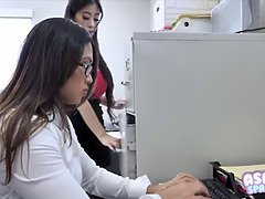 아시안, 오랄섹스, 자연의 가슴, 사무실, 팬티들, 거칠게, 비서, 스타킹