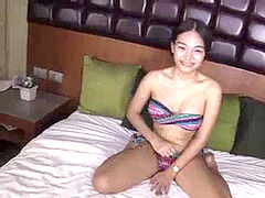 Asiatique, Sucer une bite, Pieds, Branlette thaïlandaise, Jeunes transsexuelles thaïlandaises, Pov, Transsexuelle, Thaïlandaise