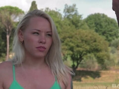 Blondýna, Kuřba, Venku