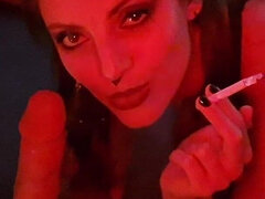 Smuk, Brunette, Dildo, Europærer, Piercing, Ryger, Solo, Strømper
