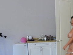 Stor rumpe, Store pupper, Brunette, Barmfager, Hardcore, Pornostjerner, Realitet, Trekant