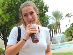 En gros plan de très près, Dansant, Pénétrer avec le poing, Masturbation, Public, Solo, Gicler, Jouets