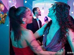 Avsugning, Brunett, Doggystyle, Klänning, Fyrkant, Handjobb, Kysser, Party