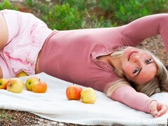 Rumpa, Blondin, Naken, Naturliga tuttar, Utomhus, Solo, Tuttar