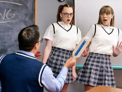 Pijpbeurt, Hondjeshouding, Natuurlijke tieten, Schoolmeisje, Geschoren, Mager, Tiener, Tieten likken