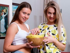 Blondína, Prstovanie, Bozkávanie, Výprask, Masturbácia, Pička, Stripping, Teenka