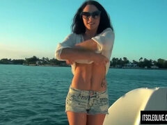 Stora tuttar, Brunett, Fingering, Hd, Milf, Utomhus, Offentlig, Rakad