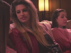 18 jahre, Tussi, Braunhaarige, Lesbisch, Zierlich, Pornostars, Flotter dreier, Vintage