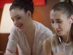 Pik sutte, Brunette, Langt ned i halsen, Give finger, Lesbisk, Naturlig, Orgasme, Fisse