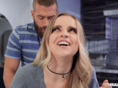 Blondína, Kuřba, Podvádzanie, Striekanie semena, Výprask, Svaly, Prirodzené prsia, Pička