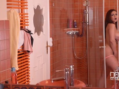 アナル, 浴室, 巨乳な, 挿入, 自然山雀, ピアス, シャワー, おもちゃ