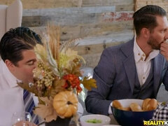 Grote kont, Mollig, Sperma in gezicht, Zoenen, Ondergoed, Rijden, Tatoeage, Tieten likken