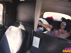 Stora tuttar, Avsugning, Bil, Kvinna, Fingering, Slick, Utomhus, Fitta