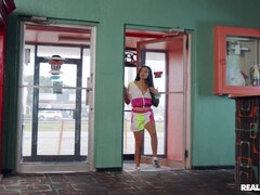 Amerikkalainen, Isot tissit, Suihinotto, Syväkurkku, Latinankieli, Alasti, Tissit