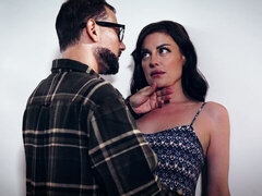 Μεγάλος κώλος, Πίπα, Μελαχροινή, Σε στάση σκύλου στα τέσσερα, Επιβολή, Φόρεμα, Φιλί, Φυσικά βυζιά