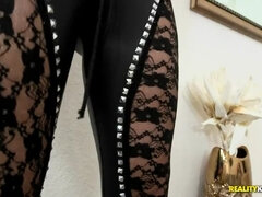 Hálószoba, Gesztenyebarna, Gépkocsi, Latin lány, Bőr, Fehérnemű, Tetkó, Begyek