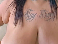 Stor svart kvinne, Latina, Naturlige bryster, Røyker, Tattovering