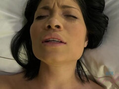 Asiatique, Sucer une bite, Branlette thaïlandaise, Branlette thaïlandaise, Fille latino, Orgasme, Piercing, Pov