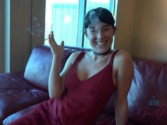 Cuarto de baño, Morena, Sucio, Vestido, Bragas, Cabello corto, Fumando, Tatuaje