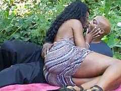 In den arsch, Braunhaarige, Betrug, Schwarz, Fingern, Milf, Orgasmus, Unter dem rock