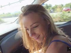 Blonde, Sucer une bite, Voiture, Éjaculation interne, Européenne, Seins naturels, Chatte, Rasée