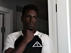 Nana, Chambre à dormir, Grosse bite, Gros seins, Noire, Sucer une bite, Noir ébène, Tatouage