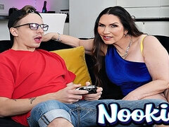 Stor svart kvinne, Barmfager, Sæd i munnen, Sperm skott, Bakfra, Fingring, Slikking, Milf