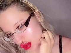 Leie, Grosser schwanz, Grosse titten, Blasen, Dildo, Fetisch, Brille, Solo