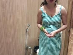 Salle de bains, Couple, Conversation vulgaire, Première fois, Indienne, Orgasme, Petite femme, Séduite