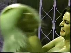 Μελαχροινή, Φετιχ, Φιλί, Λεσβία, Δημόσιο