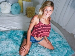 Blondine, Blasen, Sperma im mund, Spermaladung, Süss, Pov, Tätowierung, Titten