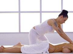 Lez MILF masseuse scissoring oiled clients muff