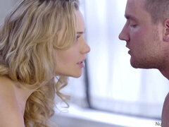 Blondine, Pik sutte, Hårdt, Slikning, Strittende brystvorter, Fisse, Strip, Høj