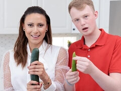 Gorgeous fake-boobed chick Cassie Del Isla is enjoying dick-riding