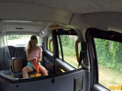 Bikini babe fucked in British taxi