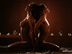 Iso perse, Isot tissit, Sormetus, Suudella, Lesbo, Alusvaatteet, Itsetyydytys, Strippaus