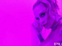 Veľké kozy, Blondína, Milf  mčbp, Tetovanie, Dráždenie