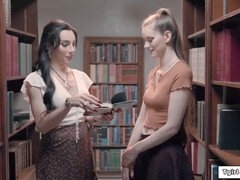 Zadek, Kuřba, Brunetka, Dávení penisem, Honění, Líbání, Shemale