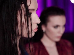 Grosse bite, Gros seins, Sucer une bite, Brunette brune, 2 femmes 1 homme, Léchez, Seins naturels, Chatte