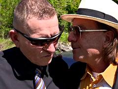 Duży kutas, Obciąganie, Brunetka, Wytrysk, Na wolnym powietrzu, Ssanie, Trójkąt