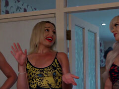 Blondine, Cfnm, Weibliche domination, Fetisch, Handjob, Rock, Tätowierung