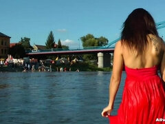 Velike joške, Zunaj, V javnosti, Mokra