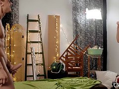 Stor røv, Blondine, Pik sutte, Brækfornemmelse, Kysse, Slikning, Ridning, Teenager