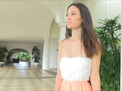 Šaty, Zející, Podpätky, Masturbácia, Orgazmus, Na verejnosti, Sólo, Striekať