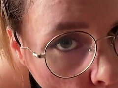 18 jaar, Enthousiasteling, Pijpbeurt, Stel, Sperma in mond, Brillen, Gezichtspunt, Tiener