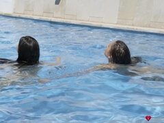 Erotisch, Fingern, Lesbisch, Lecken, Natürlichen titten, Im freien, Piercing, Pool