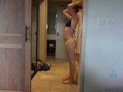 Tekintélyes didik, Nagylány, Filigrán alkatú, Pirszing, Nézőpont, Leborotvált, Zoknik, Begyek