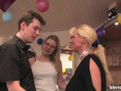 Culo grosso, Grande cazzo, Pompino, Da dietro, Cucina, Matura, Tette naturali, Tette