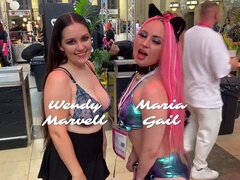 Enthousiasteling, Grote mammen, Pijpbeurt, 1 man 2 vrouwen, Handbeurt, Masturbatie, Openbaar, Trio